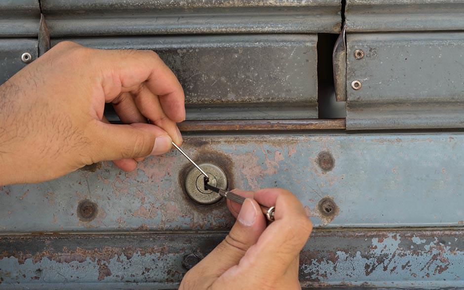 tâches spécifiques serrure porte blindee Maule